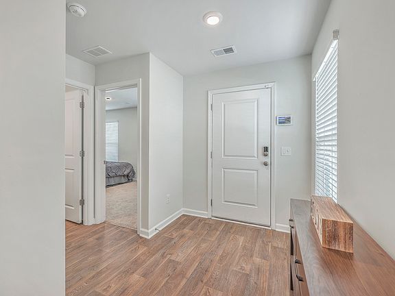 4th image of 255 Spencer Cir