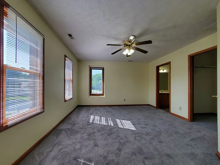 324 Redwood Blvd — Photo 32