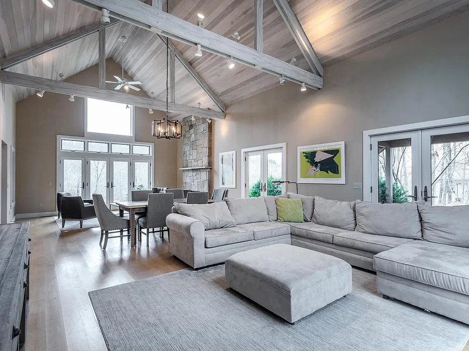 8 River Bend Ln