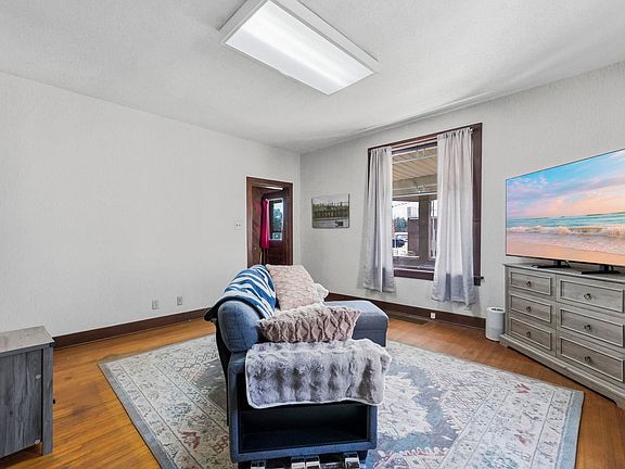 5th image of 212 W 6th St