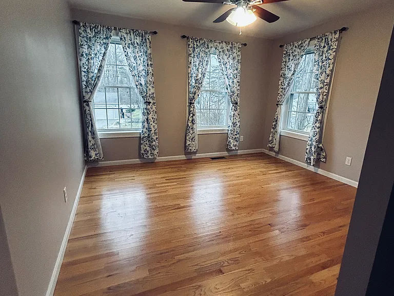 Bonus room: Dinning room or kids play area or office space