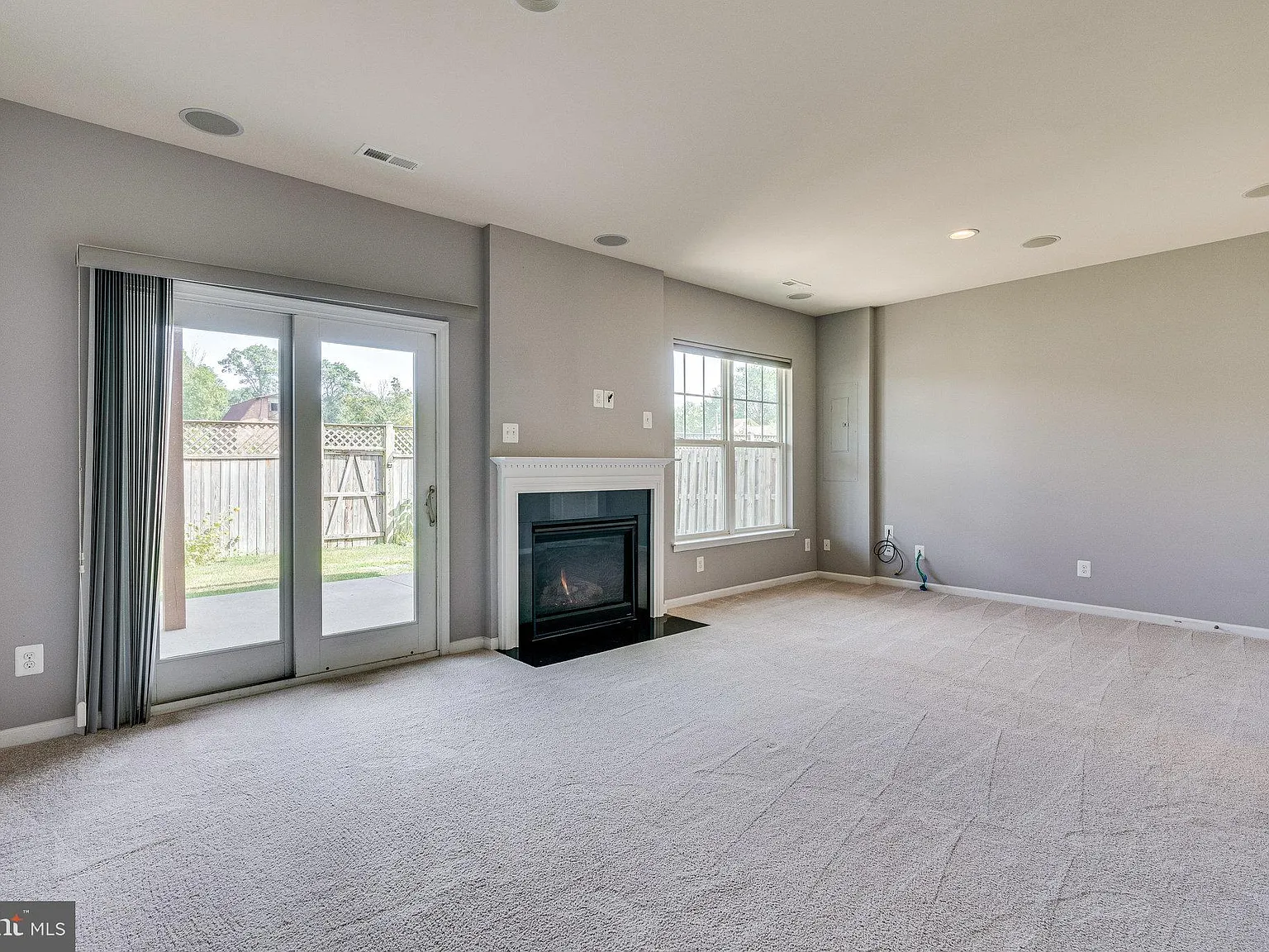 3 bed, 4.0 bath, 2320 sqft, $3,300 — Photo 3