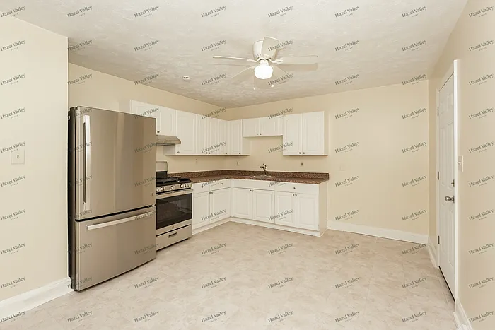 3 bed, 1.0 bath, 1073 sqft, $1,395 — Photo 4
