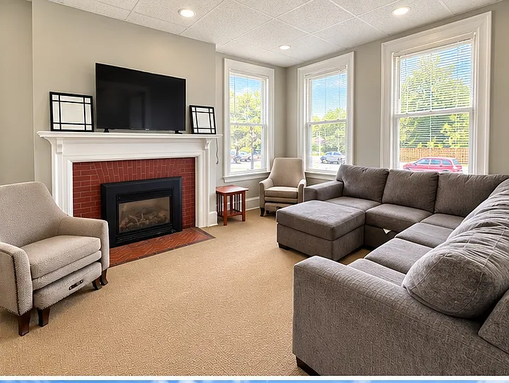 6 bed, 3380 sqft, $3,750 — Photo 3
