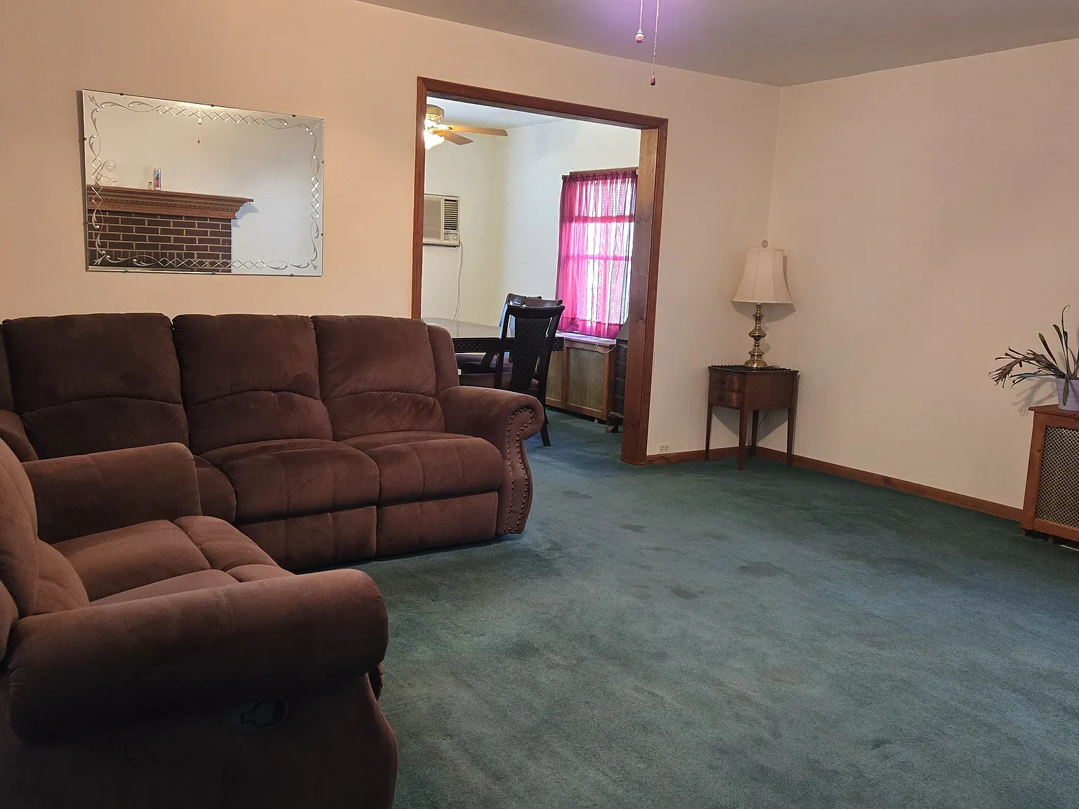 3 bed, 1.5 bath, 1690 sqft, $2,100 — Photo 2