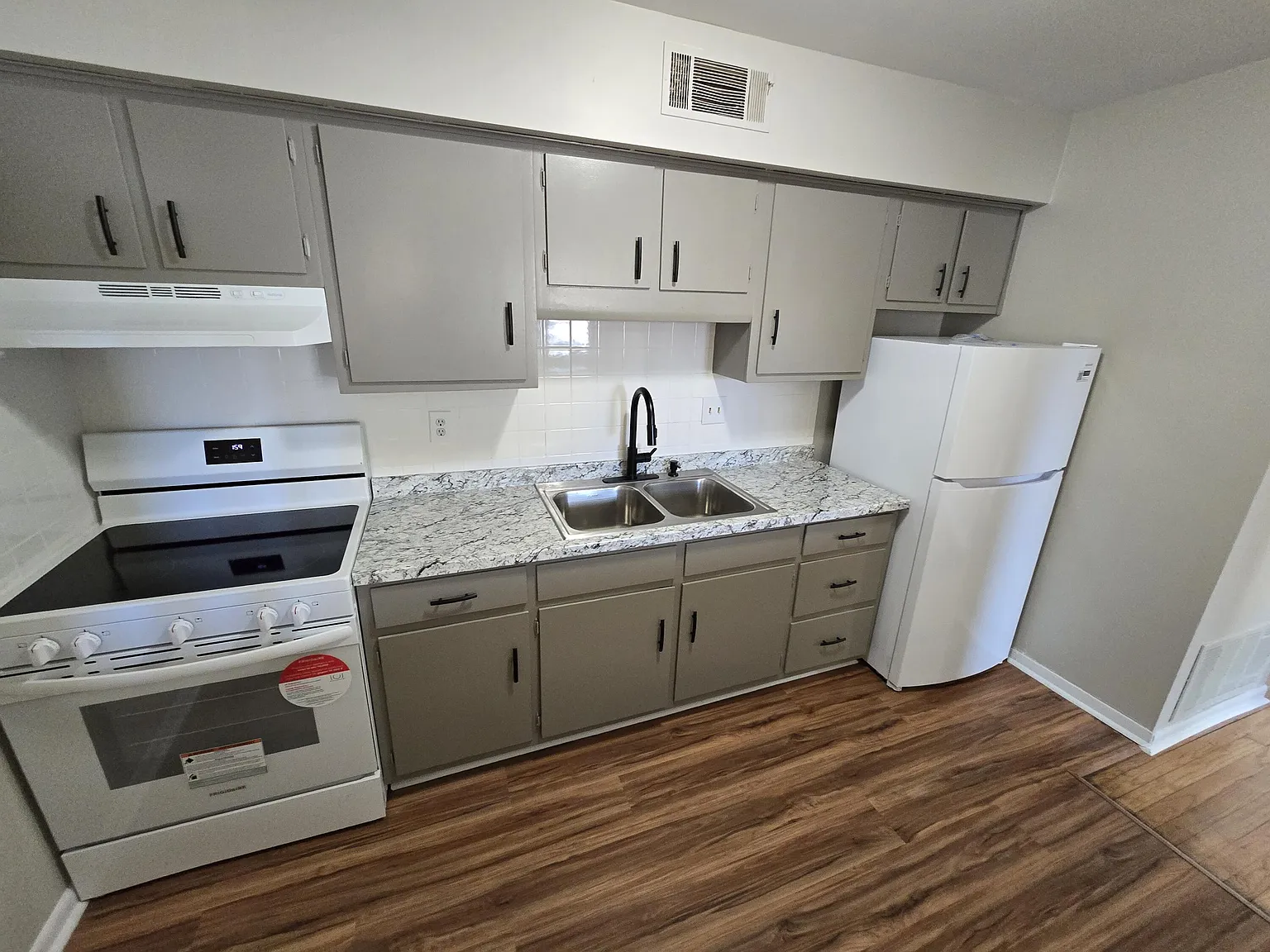 2 bed, 1.0 bath, 828 sqft, $1,045 — Photo 4