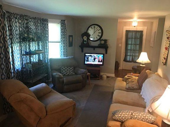 3rd image of 383 E Circle Dr