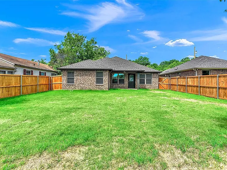 2205 N Hickory St — Photo 20