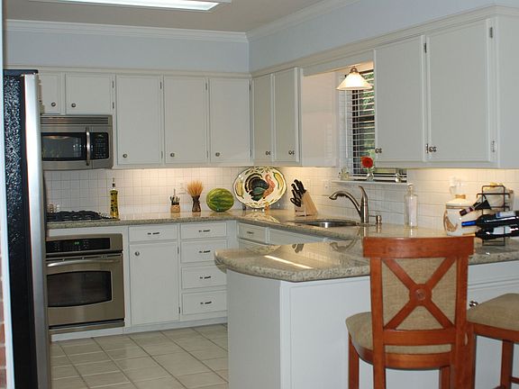 Kitchen (Granite Countertops/Undermount Sink/SS Appliances)