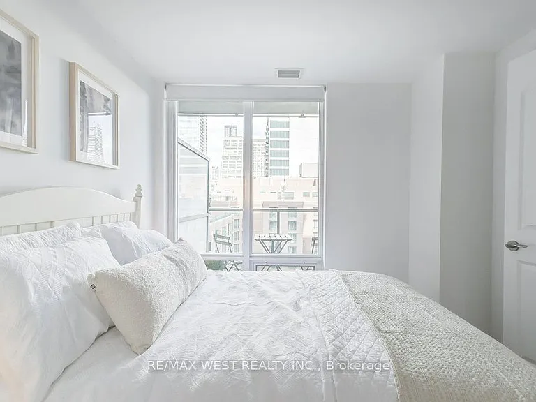 1 Bedford Rd #818 — Photo 20