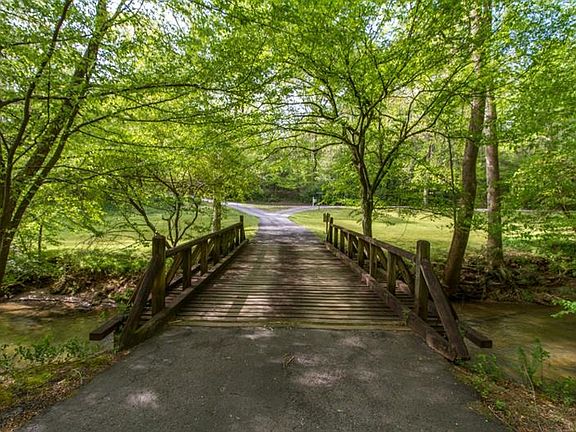 2nd image of 187 Cross Creek Knl