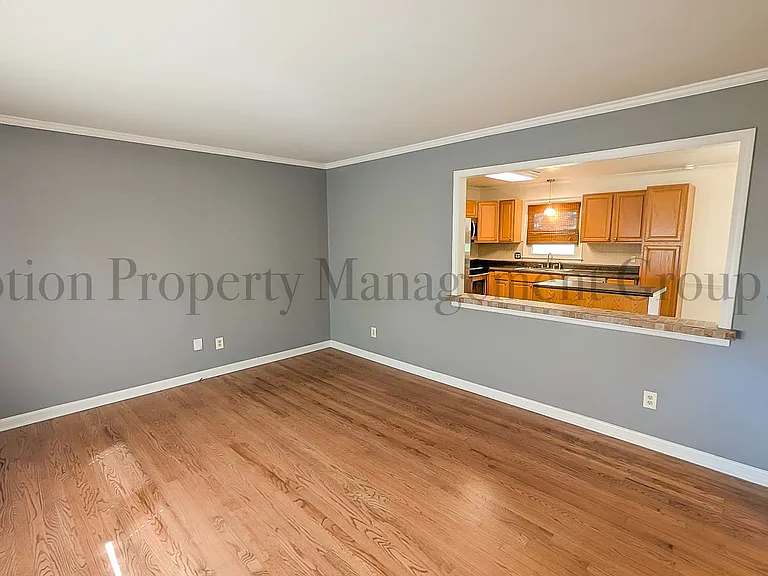 2400 Lawrence Dr — Photo 4