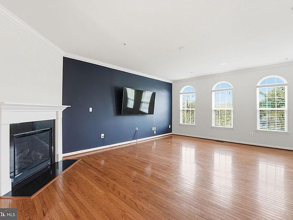3rd image of 607 Waveland Ave