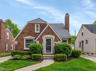 1576 Roslyn Rd, Grosse Pointe Woods, MI 48236