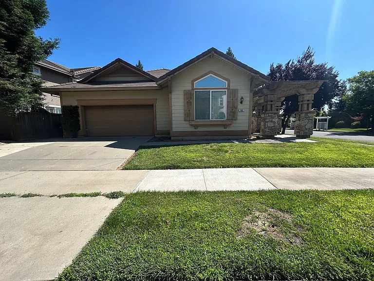 685 Stetson Dr — Photo 2