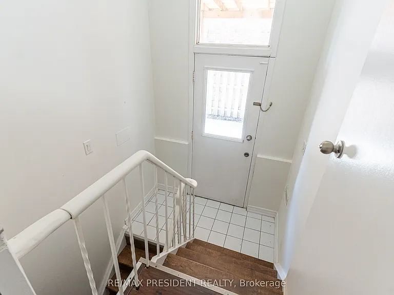 17 Manitou Cres #UPPER — Photo 24