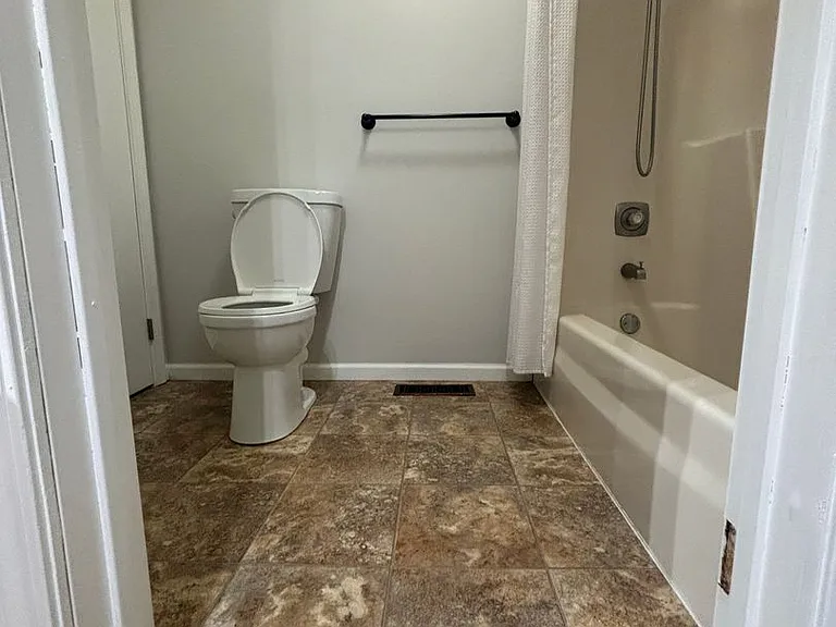 2467 E Potter Rd — Photo 11