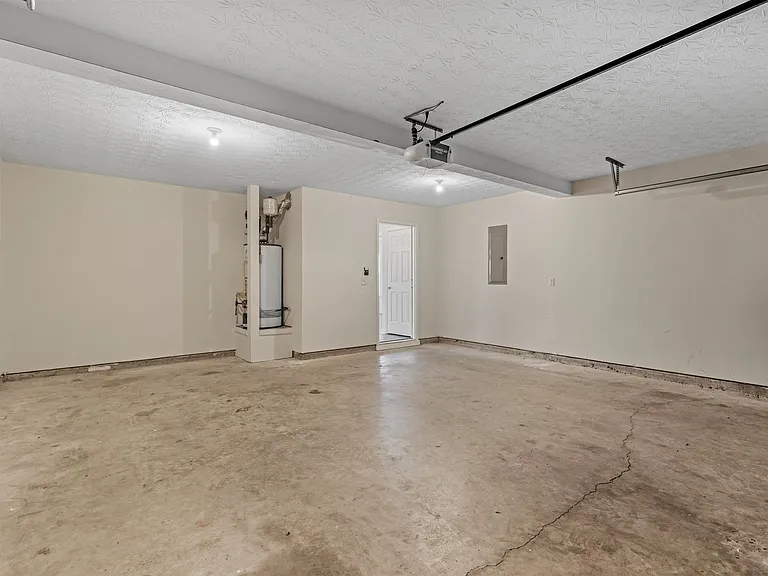 310 Sarasota Ln — Photo 23