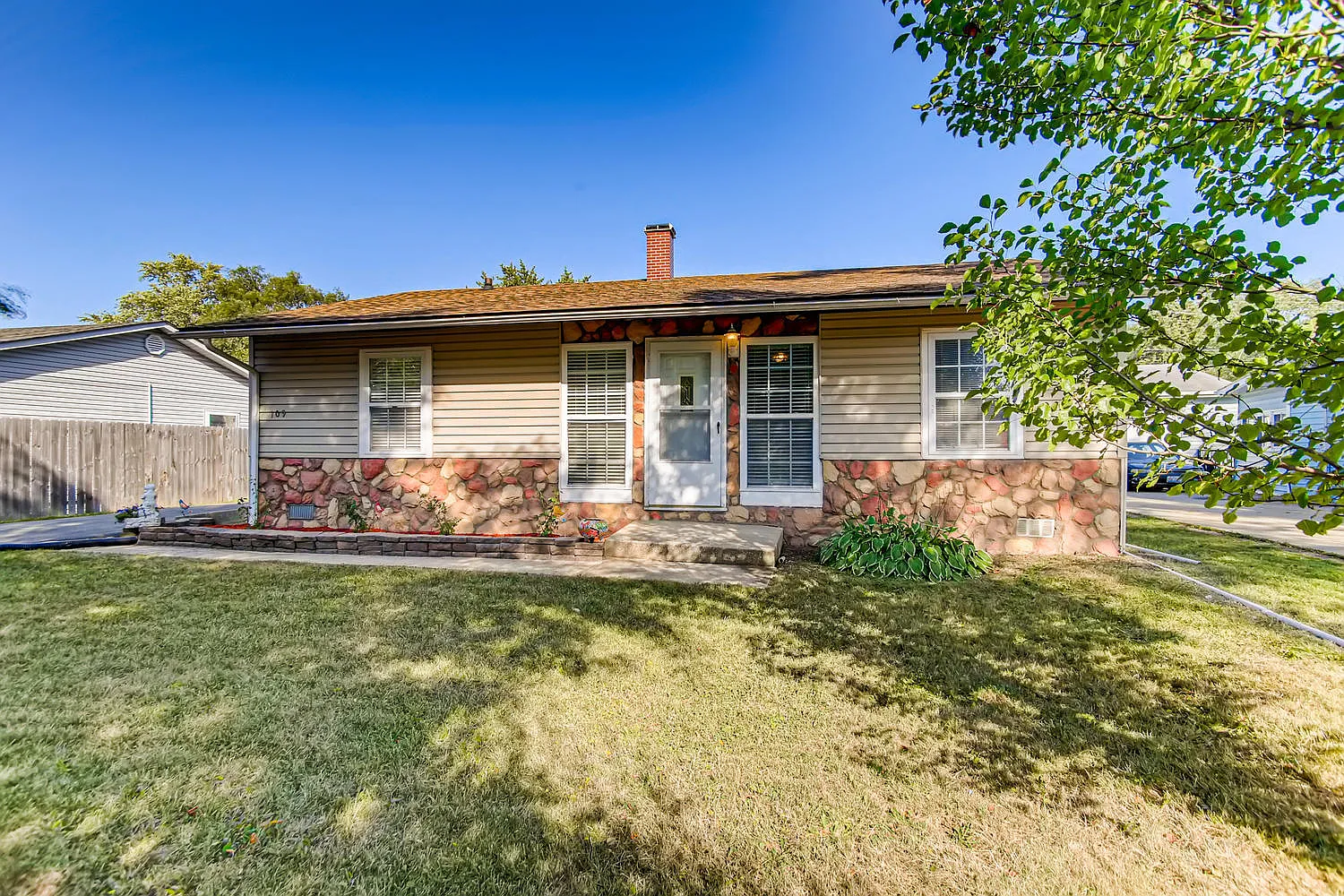 109 S Maxon Ln photo 1