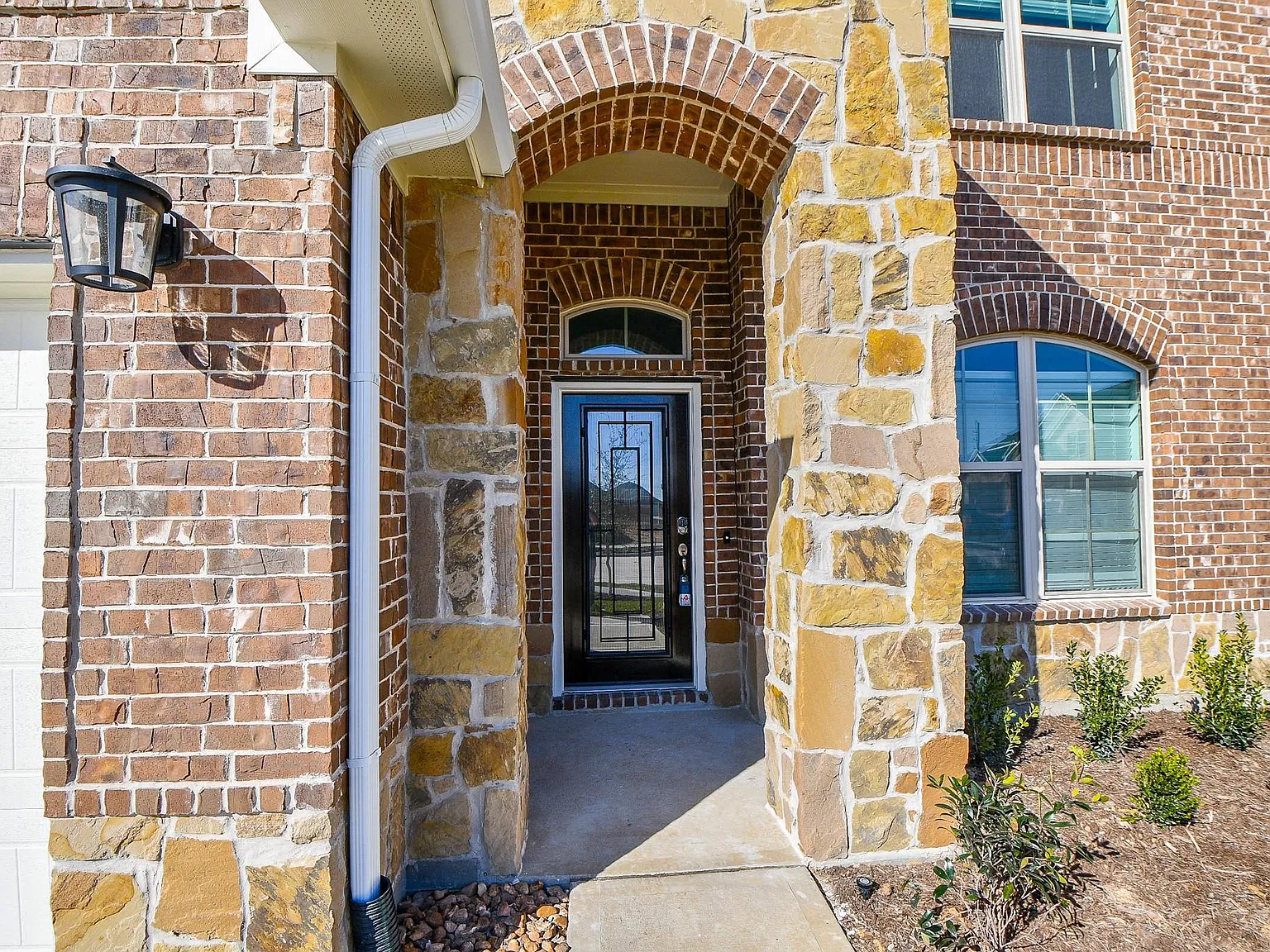 4 bed, 2.5 bath, 2466 sqft, $2,600 — Photo 2