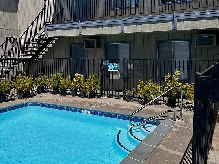 610 E Pine St — Photo 10