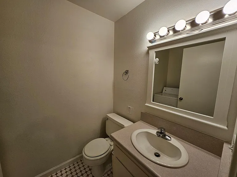 1581 Drake Dr — Photo 6