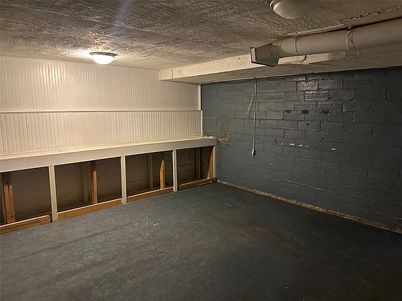 17th image of 325 W 8th St S