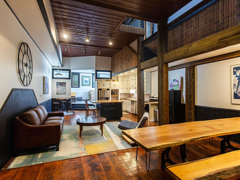 Main room with dining area (10'' dining table), lounge and kitchen