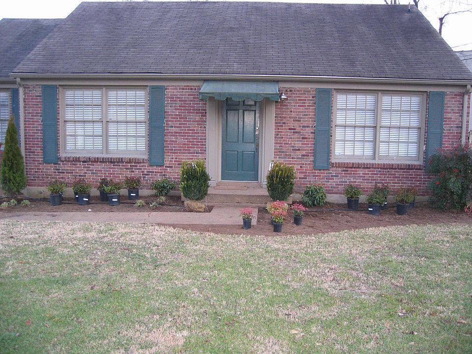 spacious brick house with large front and back yard. Gravel