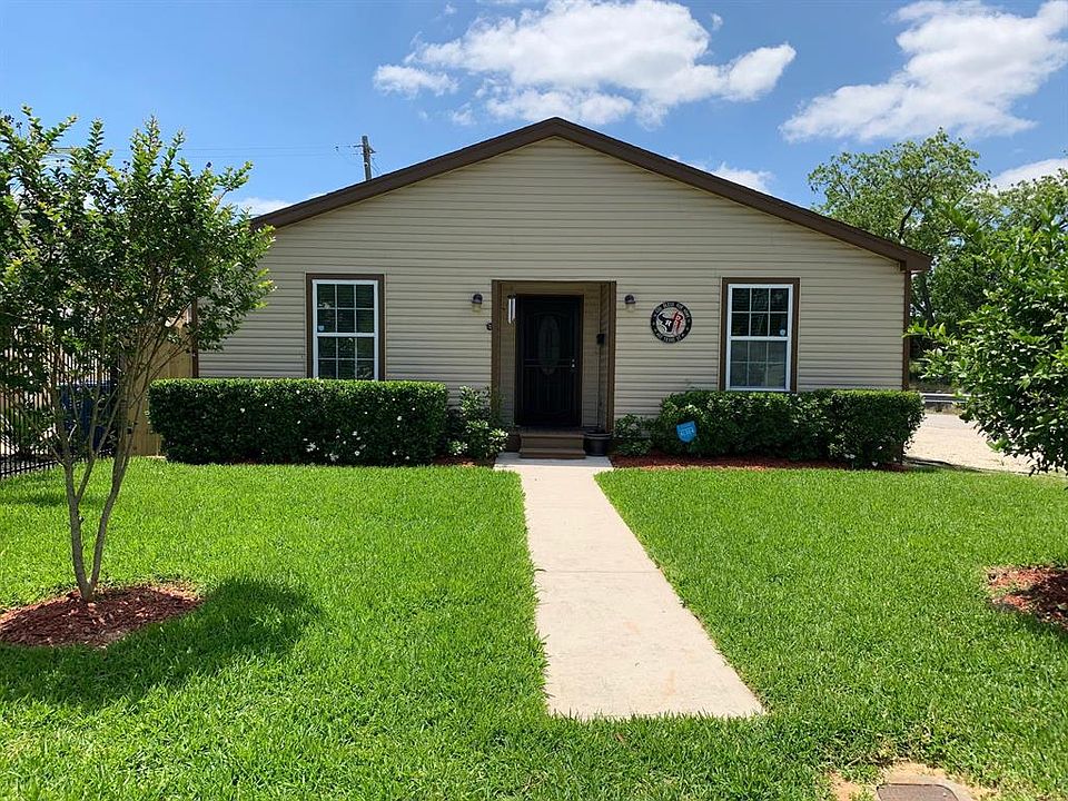 1st image of 402 Texas St