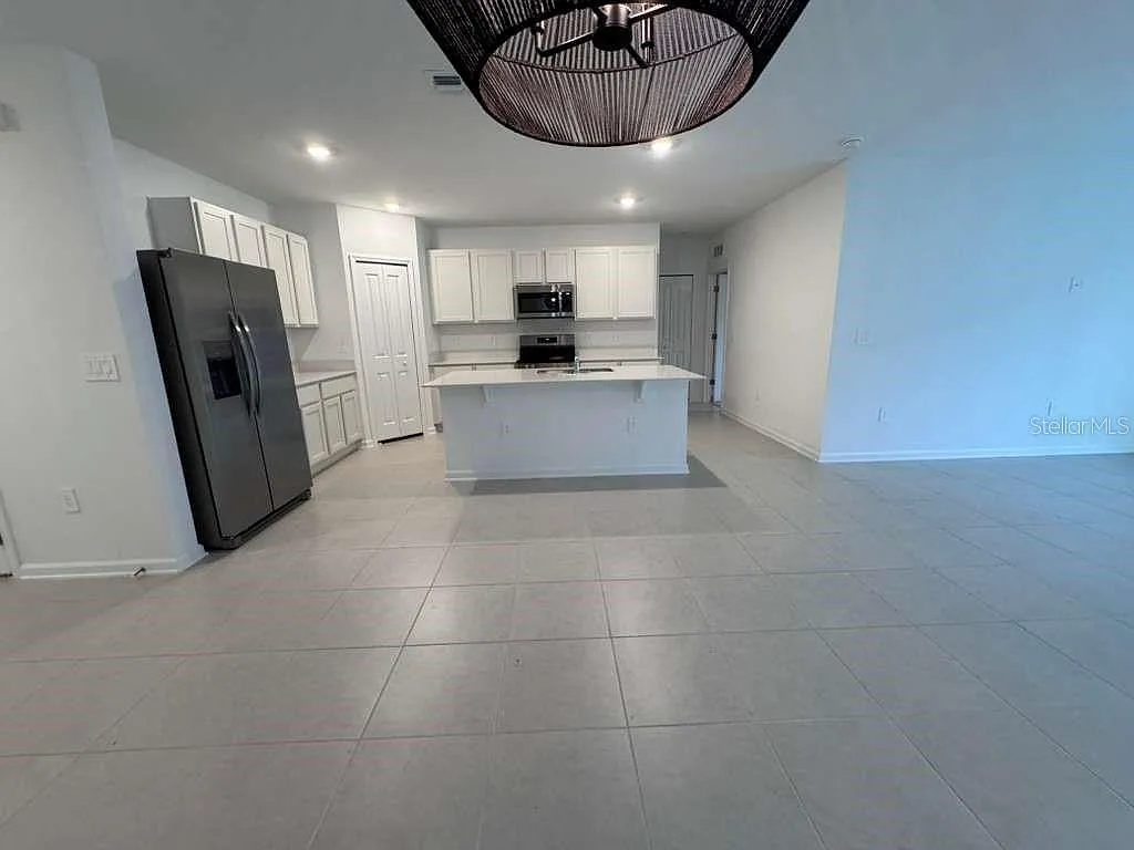 6 bed, 3.0 bath, 2458 sqft, $3,200 — Photo 4