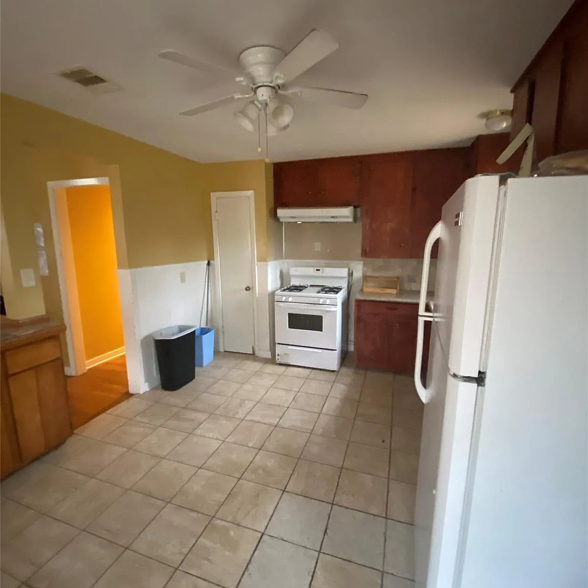 3 bed, 1.0 bath, 1059 sqft, $1,600 — Photo 2
