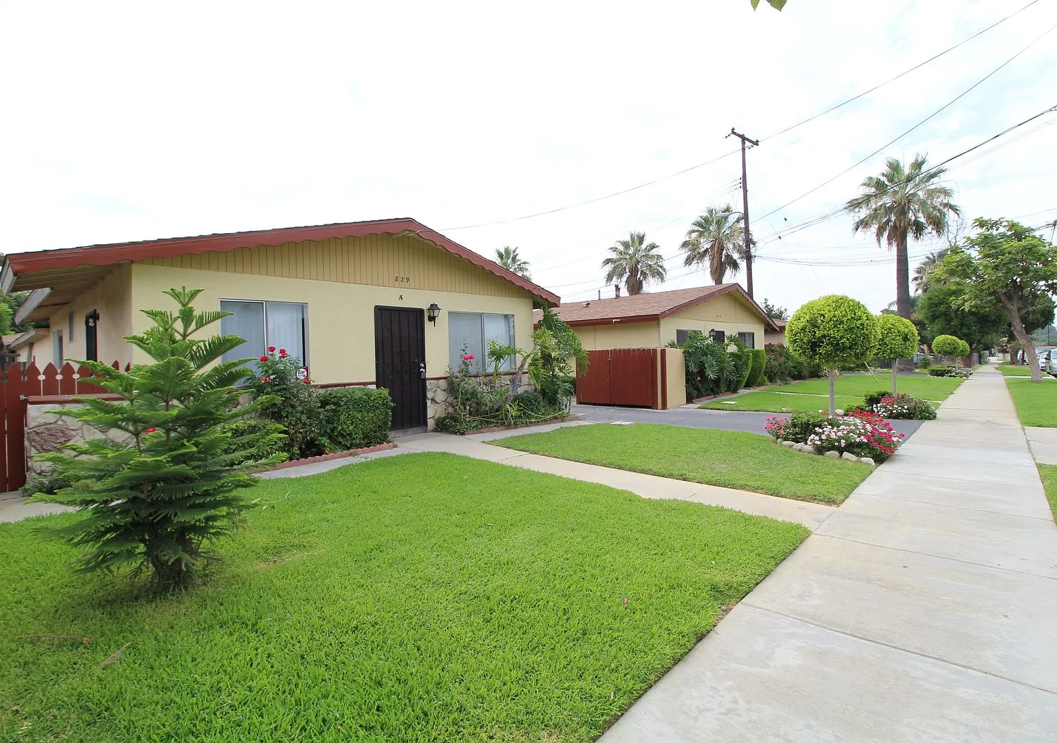 Oaks Ave Apartments (829-831) — Photo 1