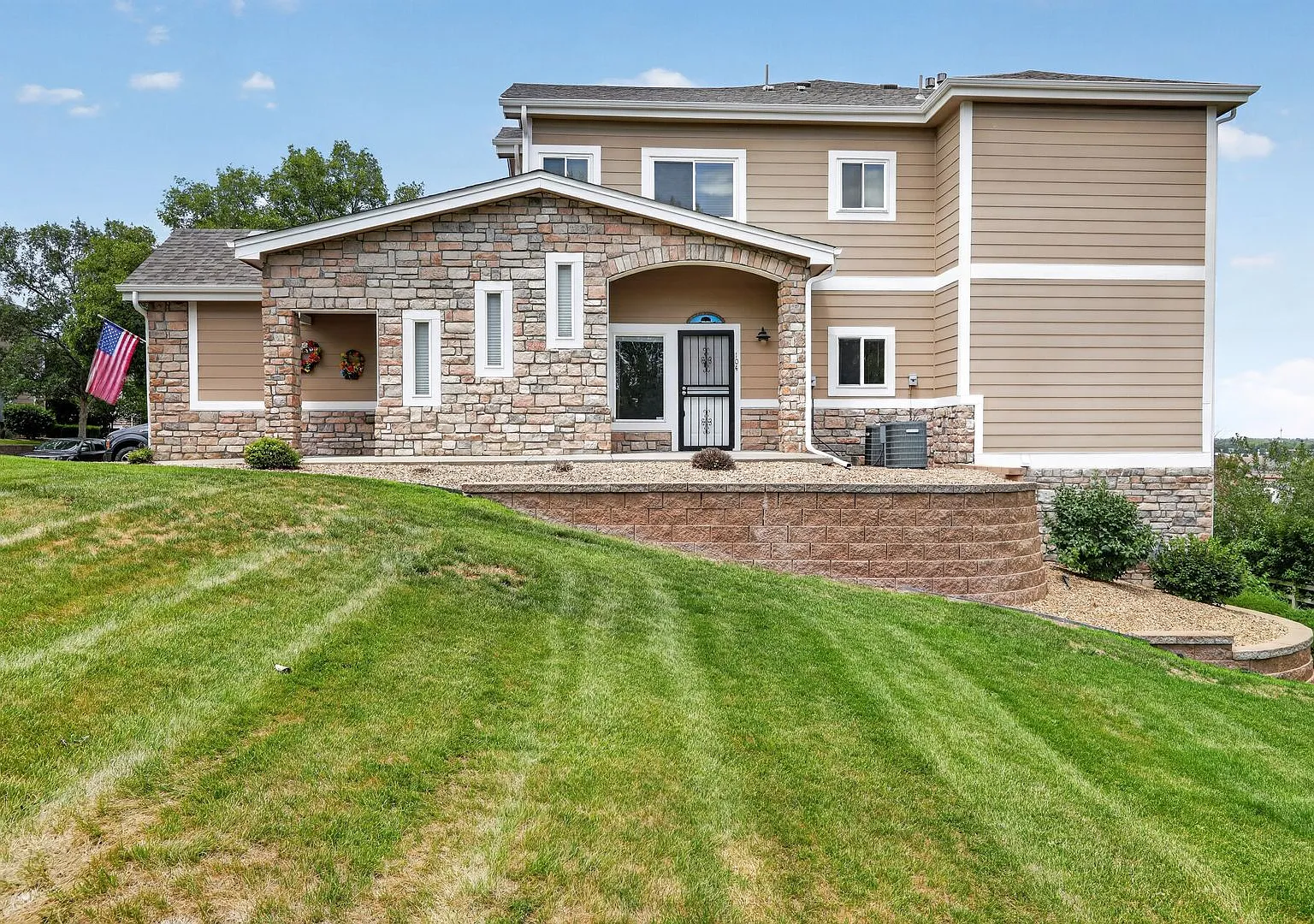Updated 3BD/3BA Townhome: Quartz Counters, Full Basement Suite/Home Theater, Central A/C — Photo 2