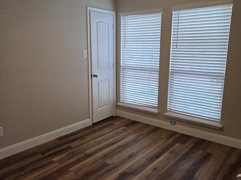 5202 Dauphin Dr — Photo 25