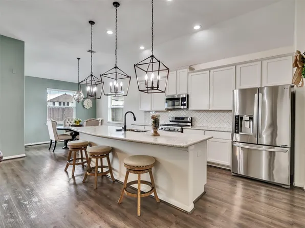 14247 Medina Dr, Baytown, TX 77523