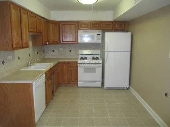 703 Waterford Rd S, Schaumburg, IL 60193