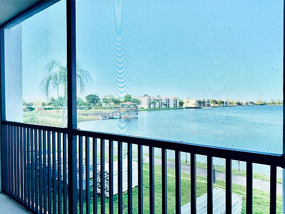 3rd image of 112 Lake Emerald #206