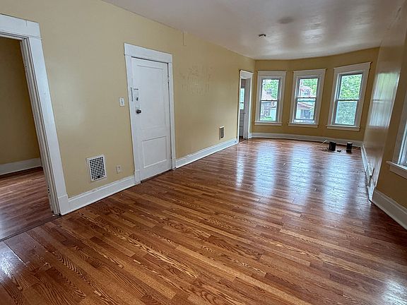 4th image of 412 Cornwall Ave #2
