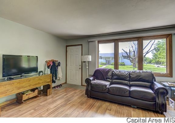 3rd image of 22 Holiday Ln