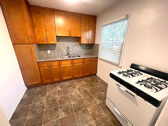 3rd image of 2237 Pine Ave