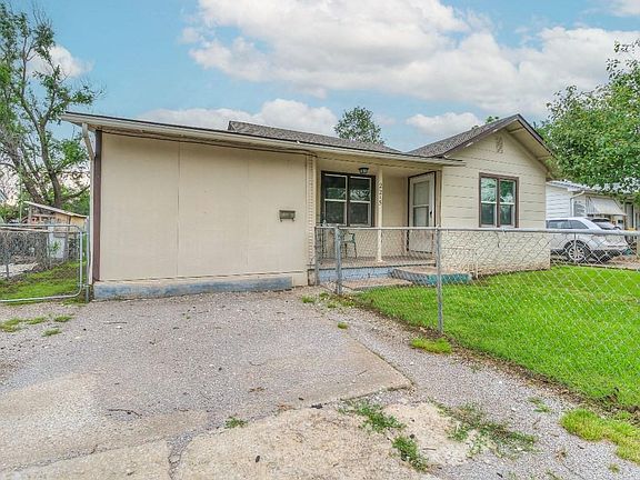 4th image of 2215 N Ione Ave
