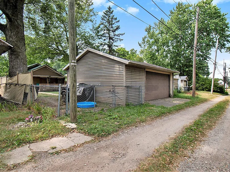 1334 College St — Photo 22