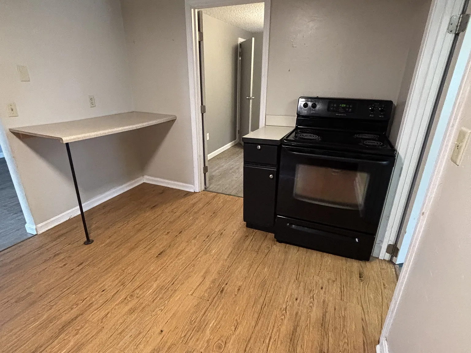 190 Meadowbrook Avenue - 1 — Photo 2