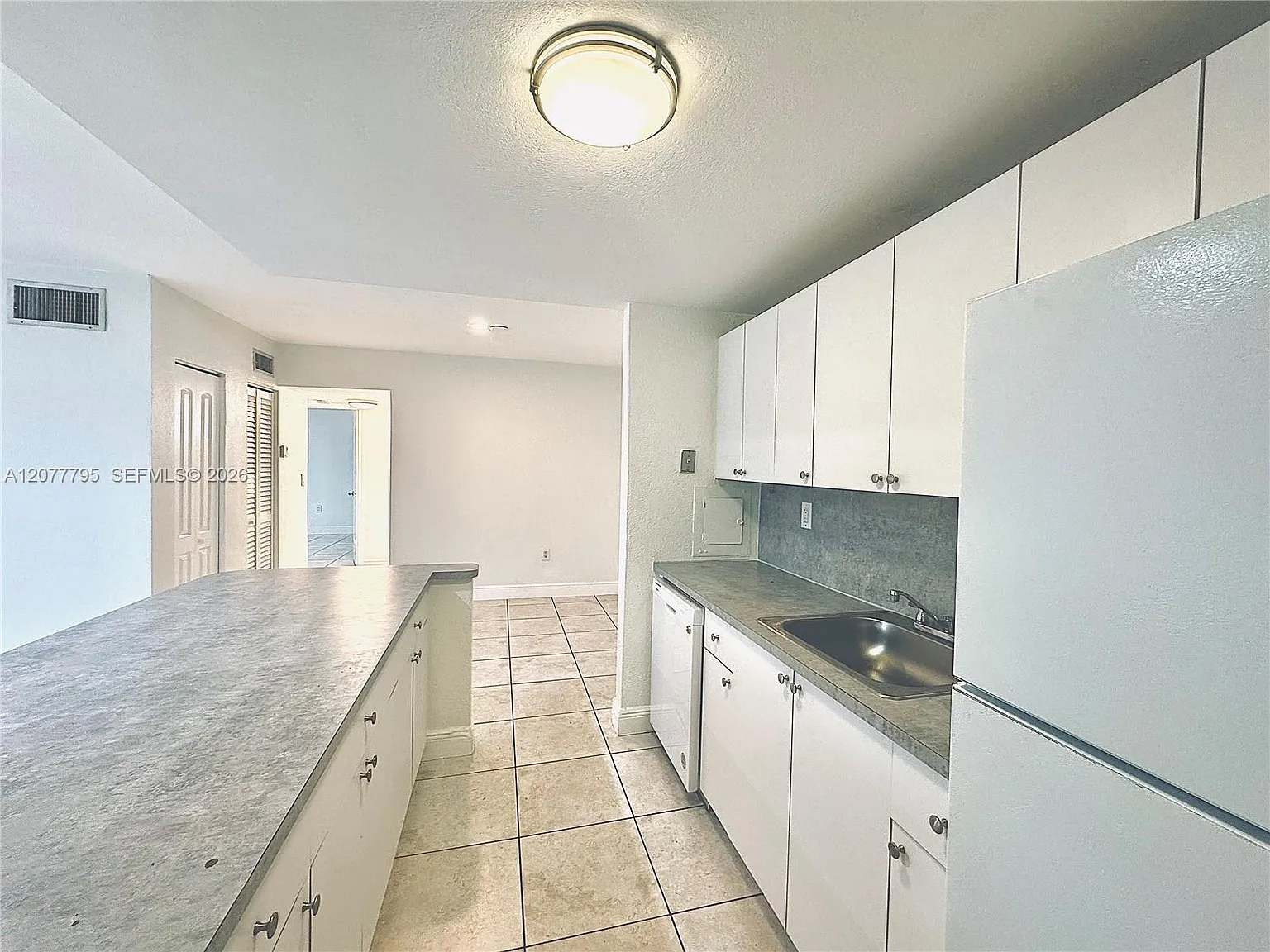 Venetian Palms Condo — Photo 1