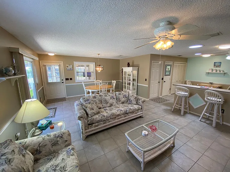 440 Canterbury Ct — Photo 12