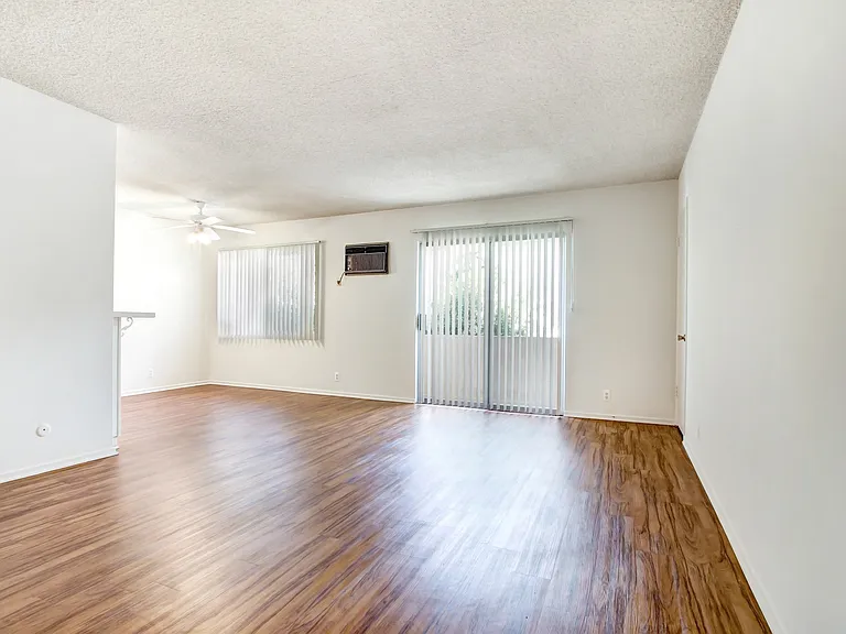 5292 Newcastle Ave — Photo 25