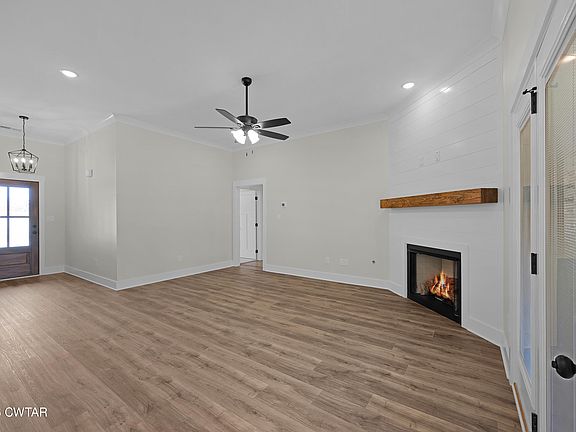 5th image of 404 Fairway Blvd