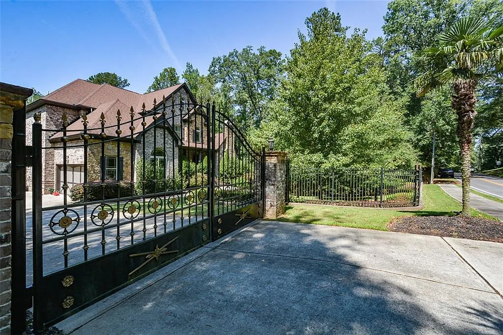 5 bed, 5.5 bath, 7421 sqft, $10,500 — Photo 2