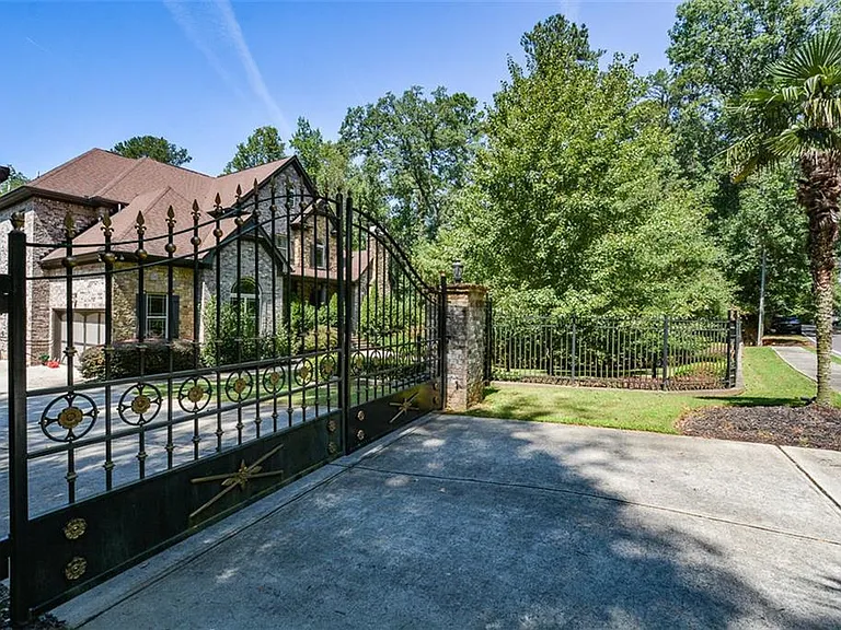 2210 Spalding Dr — Photo 2